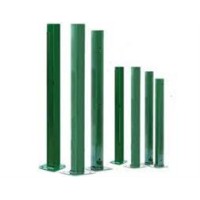 1,20 mt yükseklikte, Sıcak daldırma galvaniz üzeri, elektrostatik polyester toz boyalı 50x50x1,5 mm ebatlarında panel çit direği (flanşı min. 120x120x5 mm ebatlarında olan, UV dayanımlı kırılmaz plastik kapağı dahil)